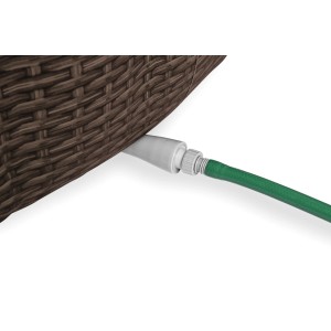 Zbliżenie: Odpływ dmuchanej wanny z hydromasażem z zielonym wężem.