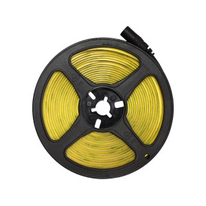 Żółta taśma LED na rolce, idealna do elastycznego oświetlenia.
