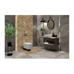 Łazienka z szarymi płytkami podłogowymi i ściennymi imitującymi drewno.