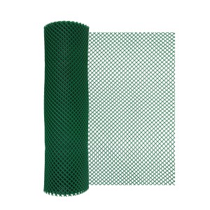 Zielony panel ogrodzeniowy z siatki drucianej t.b.t., zwinięty i częściowo rozwinięty.