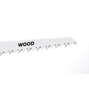 Zbliżenie białego brzeszczotu "WOOD" do piły szablastej do obróbki drewna.