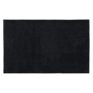 Czarna mata łazienkowa o teksturowanej powierzchni, odpowiednia do łazienek.