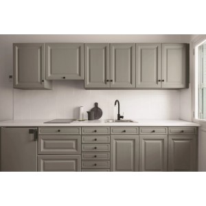 Szara szafka kuchenna z czarnymi uchwytami na tle białych płytek.