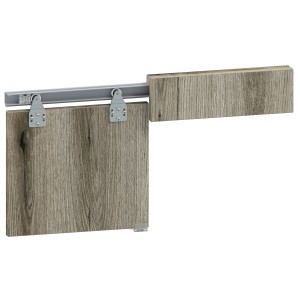 Szyna prowadząca t.b.t. z drewnianymi drzwiami w kolorze szaro-brązowym. System drzwi przesuwnych.