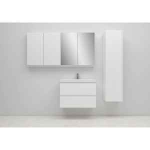Biały zestaw mebli łazienkowych t.b.t. z szafką lustrzaną i szafką pod umywalkę.