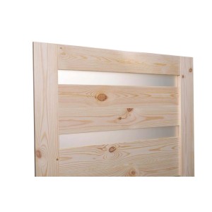 Jasne drewniane drzwi wewnętrzne t.b.t. z trzema poziomymi wstawkami szklanymi.