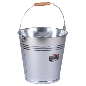 Metalowe wiadro z drewnianą rączką do prac ogrodowych i porządkowych.