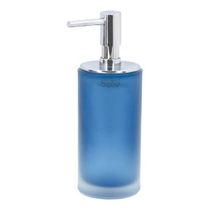 Niebieski szklany dozownik mydła z chromowaną pompką, część zestawu akcesoriów łazienkowych.