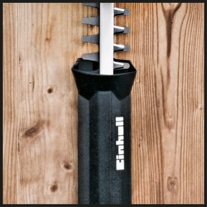 Zbliżenie: Elektryczne nożyce do żywopłotu Einhell GH-EH 4245 z ostrzami ciętymi laserowo.