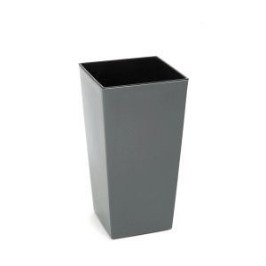 Szara, kwadratowa doniczka t.b.t. do użytku wewnątrz i na zewnątrz.