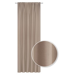 Beżowa zasłona z taśmą marszczącą do dekoracji okien.