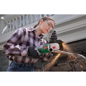 Kobieta szlifuje metal akumulatorową szlifierką kątową Bosch PWS 18V-70. Lecą iskry.