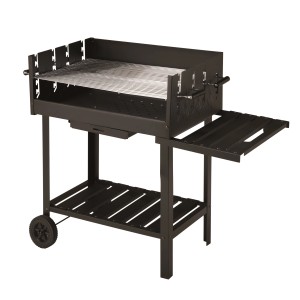 Czarny grill węglowy z półką i kółkami.