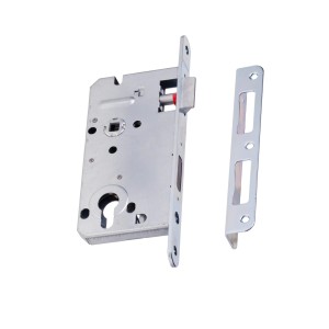 Metalowy zamek wpuszczany z zaczepem do drzwi wewnętrznych.