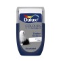 Tester koloru Dulux „zimowa cisza“: Wałek do malowania ścian w kolorze niebieskim/szarym z próbką koloru.