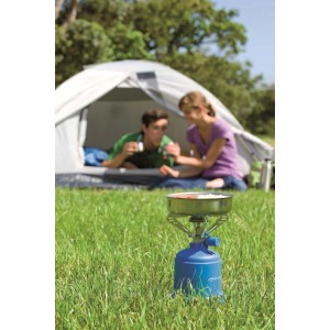 Kuchenka gazowa Campingaz Camping 206 S w użyciu przed namiotem. Kompaktowa kuchenka kempingowa z obudową zabezpieczającą.