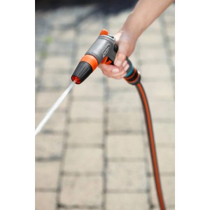 Gardena Comfort pistolet zraszający w akcji: strumień wody do czyszczenia i nawadniania.
