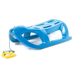 Niebieskie sanki t.b.t. z żółtym uchwytem i linką do ciągnięcia. Idealne do zimowej zabawy na śniegu.