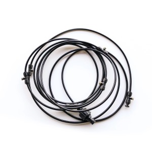 Czarny wąż nawadniający t.b.t. Zraszacze na białym tle.