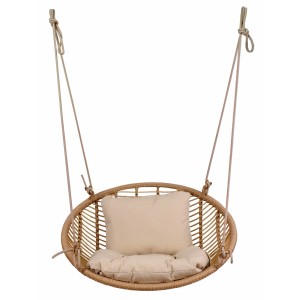 Rattanowy fotel wiszący z beżowymi poduszkami, idealny do relaksu.