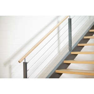 Zbliżenie schodów z drewnianymi stopniami i poręczą z linkami ze stali nierdzewnej. Akcesoria i części zamienne.