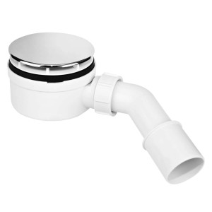 Biały syfon do brodzika z chromowaną pokrywą.