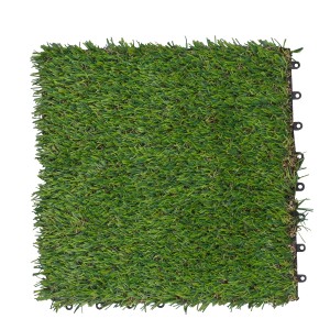 Kwadratowa płytka ze sztucznej trawy na podesty, wygląd zielonego trawnika.