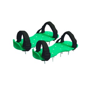 CMI Aeratory do trawy w formie sandałów: Zielone sandały ze stalowymi kolcami i czarnymi paskami do napowietrzania trawnika.