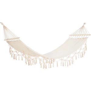 Jasny hamak z ozdobnymi frędzlami do ogrodu.