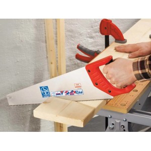 Piła ręczna LUX Comfort 400 mm podczas cięcia drewna, czerwona rączka.