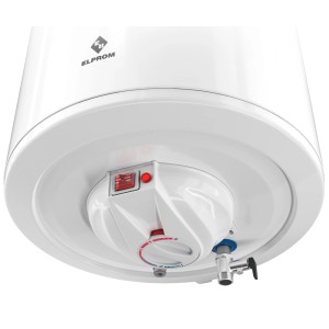 Zbliżenie białego bojlera z elementami sterującymi i przyłączem wody.