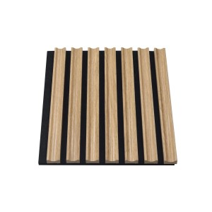 Panel ścienny t.b.t. z drewnianymi listwami na czarnym filcu. Dekoracyjny design ściany.