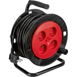 Przedłużacz na bębnie z czarnym kablem i czerwoną rozdzielnicą z 4 gniazdami.