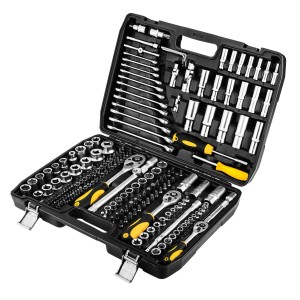 Otwarta skrzynka narzędziowa z różnymi kluczami i bitami.