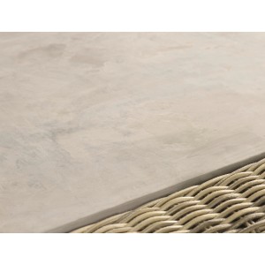 Zbliżenie: Blat stołu ogrodowego t.b.t. z obramowaniem z rattanu.