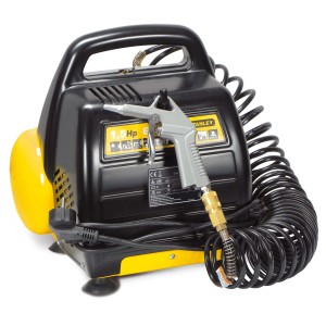 Kompaktowy, żółto-czarny kompresor ze spiralnym wężem i pistoletem do przedmuchiwania.