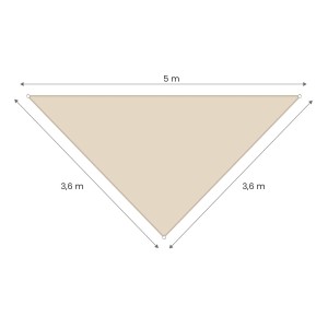 Trójkątna, beżowa markiza o wymiarach (5 m x 3,6 m) do ochrony przed słońcem.
