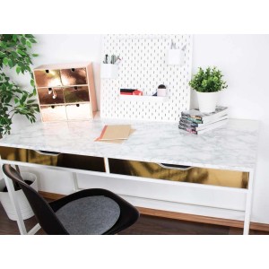 Folia samoprzylepna d-c-fix Marmi Grey na biurku, efekt marmuru, 67,5x200cm.