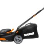 Kosiarka akumulatorowa Worx WG743E, szerokość koszenia 40 cm z koszem na trawę.