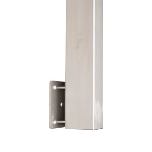 Zbliżenie słupka podporowego balustrady ze stali nierdzewnej.