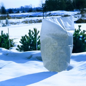 Włóknina ochronna na zimę dla roślin w ogrodzie, kategoria: pozostałe pomoce ogrodnicze.