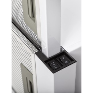 Zbliżenie białego okapu płaskiego z przełącznikami.