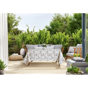 Wzorzysty obrus na tarasie ogrodowym. Dekoracyjny obrus do użytku na zewnątrz.