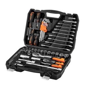 Zestaw narzędzi z kluczami, śrubokrętami i nasadkami, ułożony w czarnej walizce.