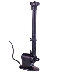 Czarna pompa do oczka wodnego z nasadką fontannową do oczek ogrodowych.