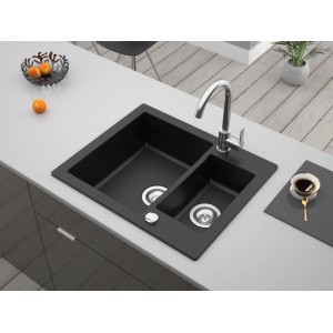Czarny zlewozmywak granitowy t.b.t. z dwoma komorami i baterią na blacie kuchennym.