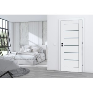 Białe drzwi wewnętrzne t.b.t. z pięcioma poziomymi wstawkami szklanymi i czarną klamką.