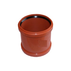 Brązowa mufa do rur gruntowych do łączenia rur podziemnych.