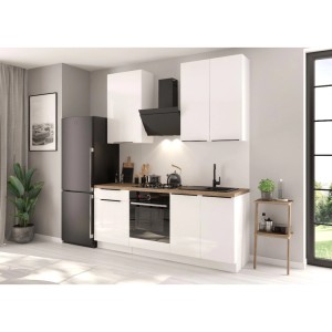 Nowoczesny zestaw mebli kuchennych z białymi frontami na wysoki połysk, czarną lodówką i okapem.