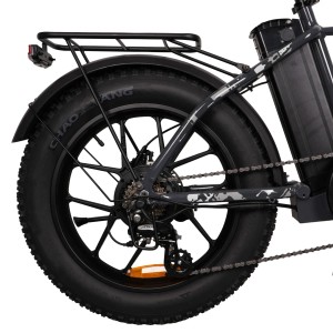 Zbliżenie na tylne koło roweru transportowego z bagażnikiem.